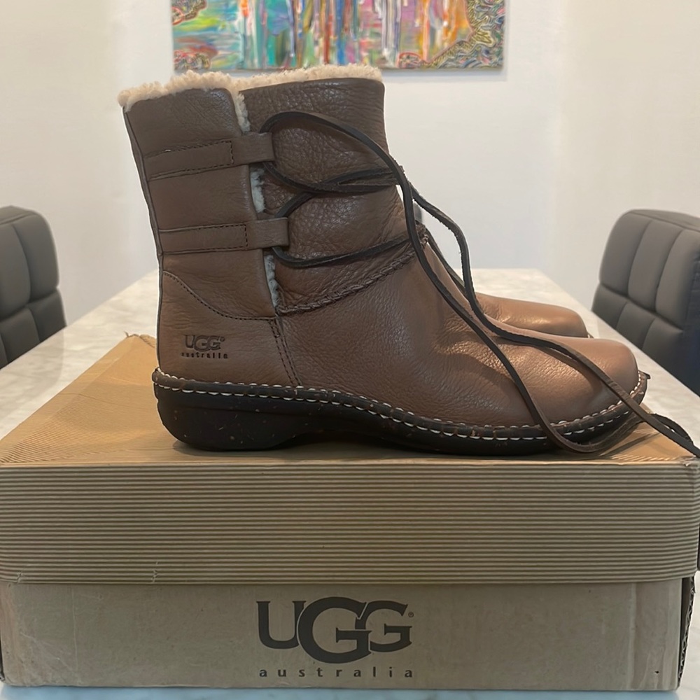 UGG Caspia Brown Lace-Up Short Boot. Size 9.